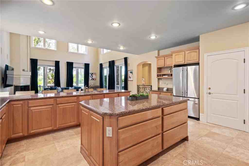 3210 N Ardmore Ave - Photo 3 of 24