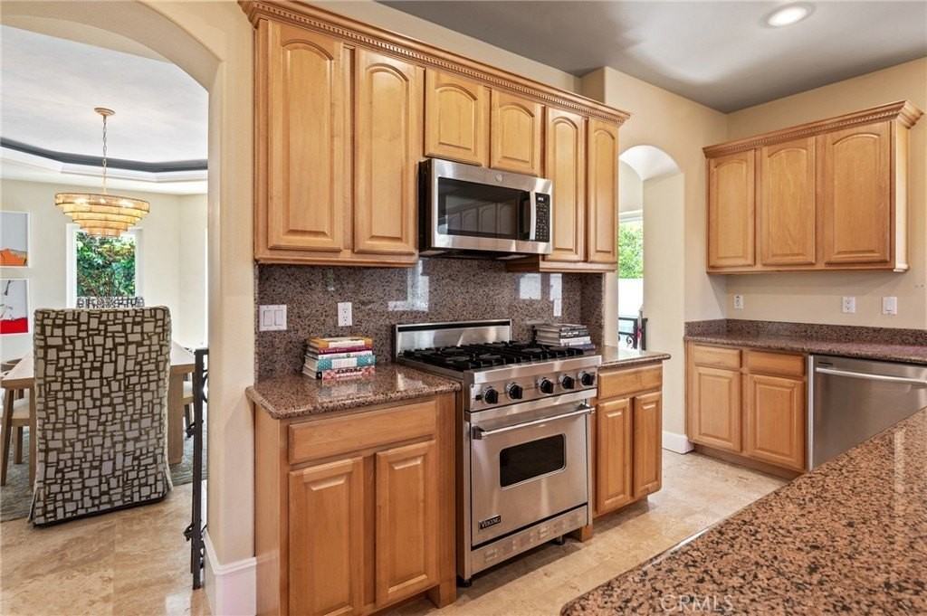 3210 N Ardmore Ave - Photo 4 of 24