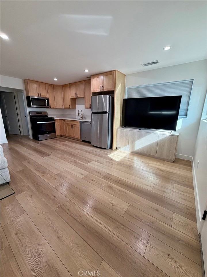 5436 Kester 1/2 - Photo 3 of 18