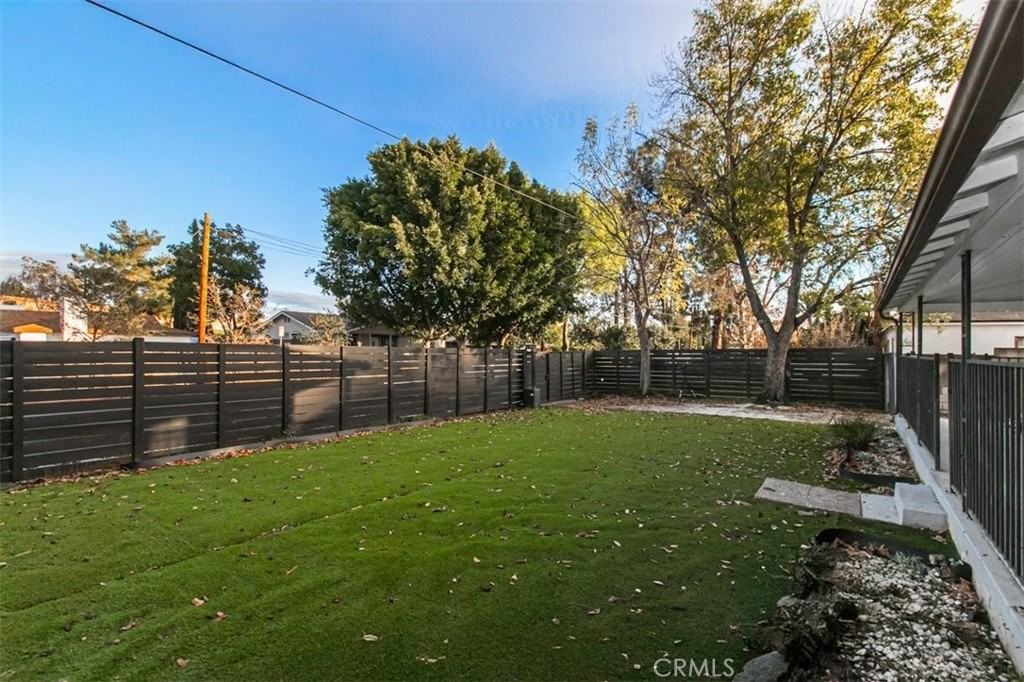 6059 Vantage Ave - Photo 3 of 33