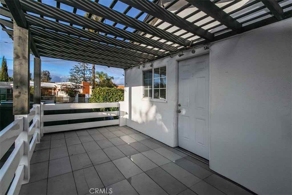 6059 Vantage Ave - Photo 4 of 33