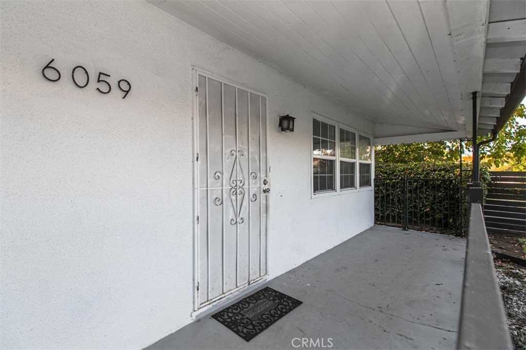 6059 Vantage Ave - Photo 7 of 33