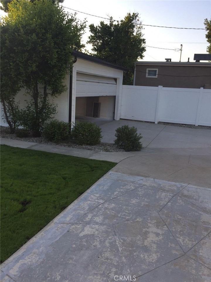 5439 Agnes Ave - Photo 3 of 23