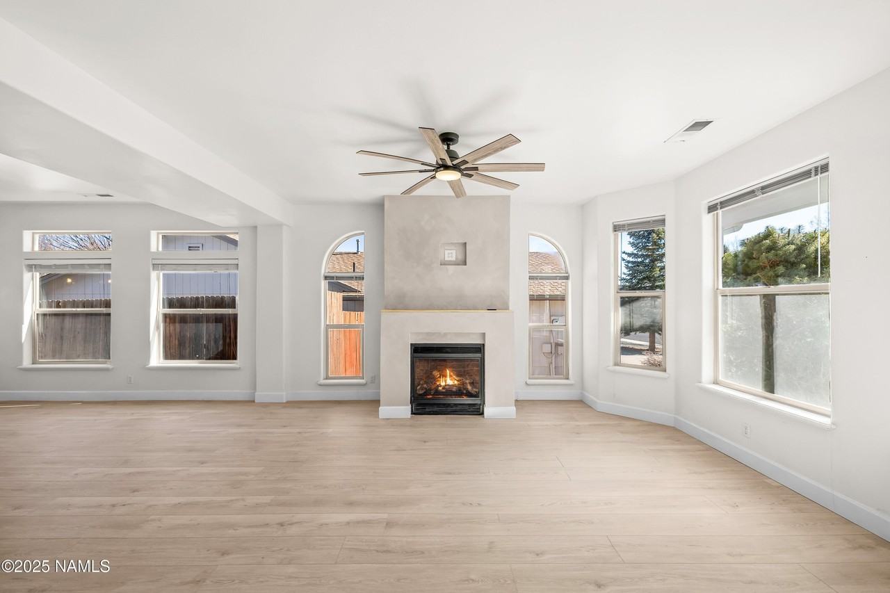 6686 E Eagle Crest Dr - Photo 4 of 33