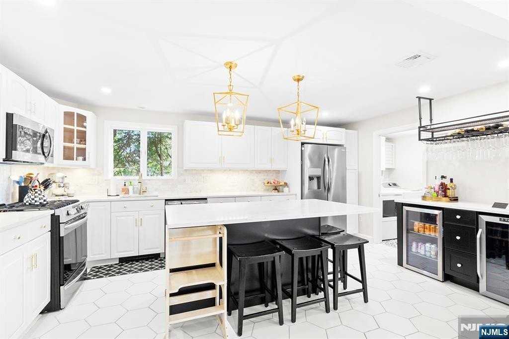 71 Madison St - Photo 3 of 16