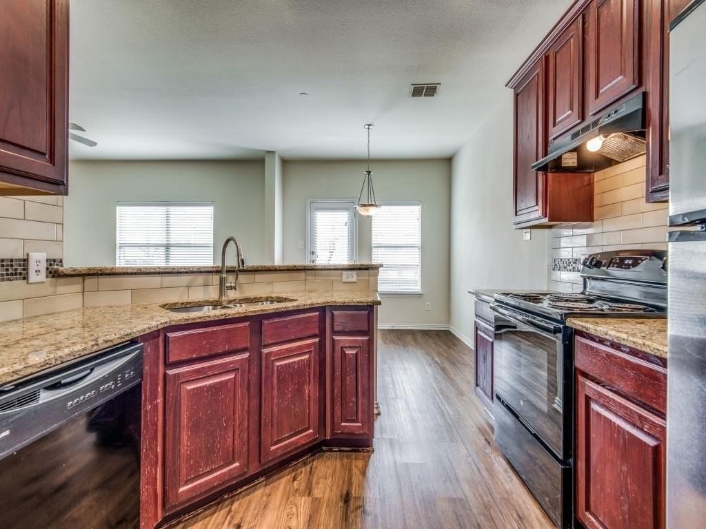 8735 Manhattan Ave - Photo 4 of 12