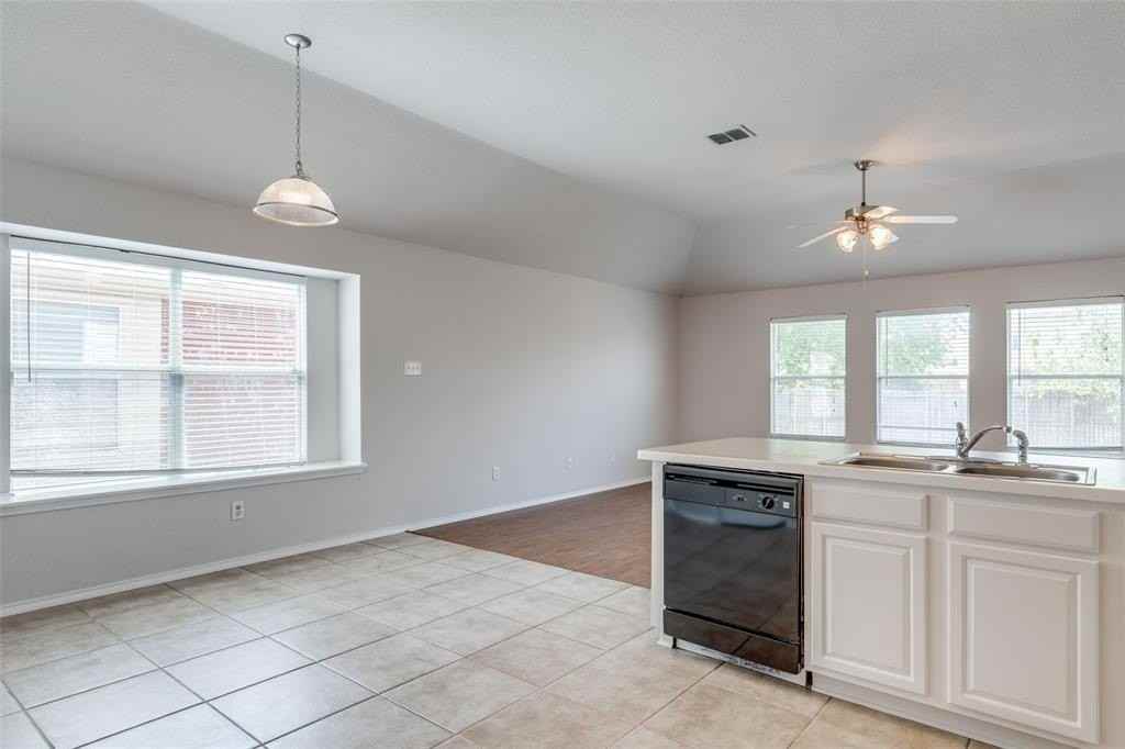 5137 Breeze Hollow Ct - Photo 4 of 12