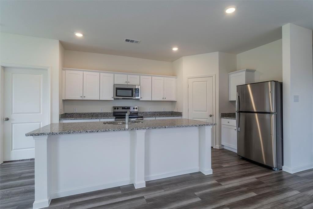 1838 Mccree St - Photo 5 of 33