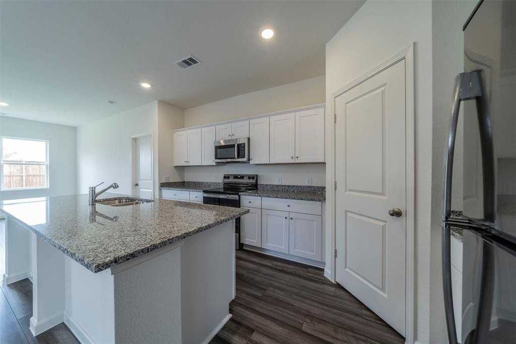 1838 Mccree St - Photo 6 of 33