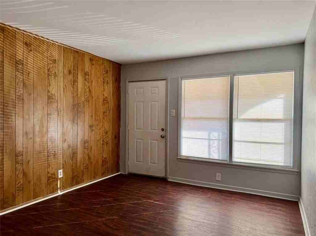 5310 Laguna Dr - Photo 3 of 13