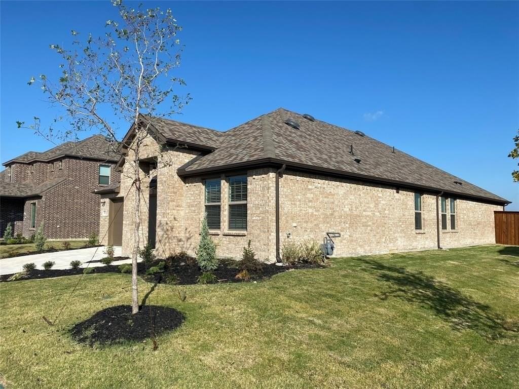 930 Waterview Dr - Photo 2 of 23