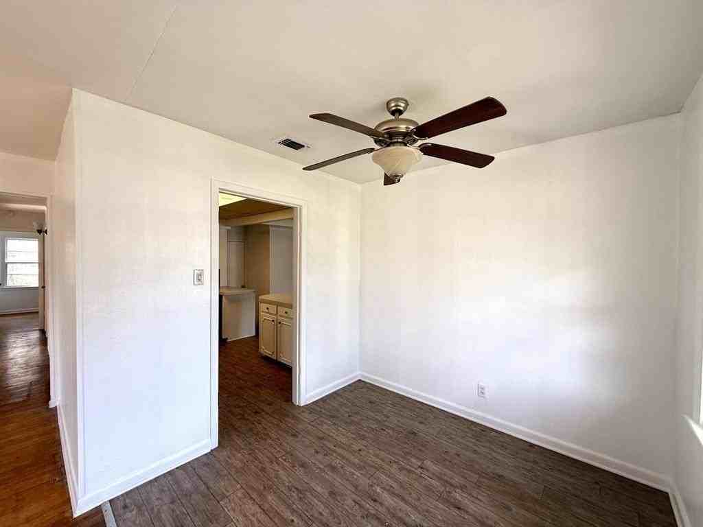 1511 Debra St - Photo 5 of 26