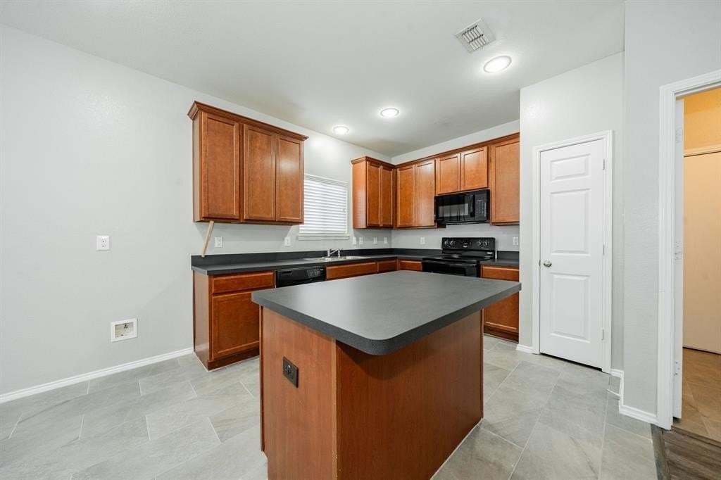 103 Honeysuckle Ct - Photo 7 of 32