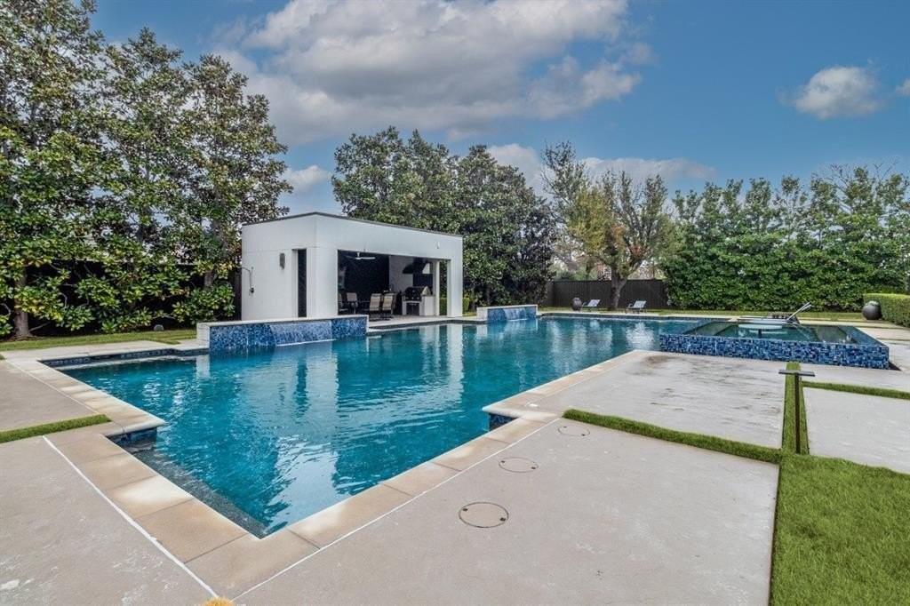 4529 Royal Ln - Photo 2 of 13