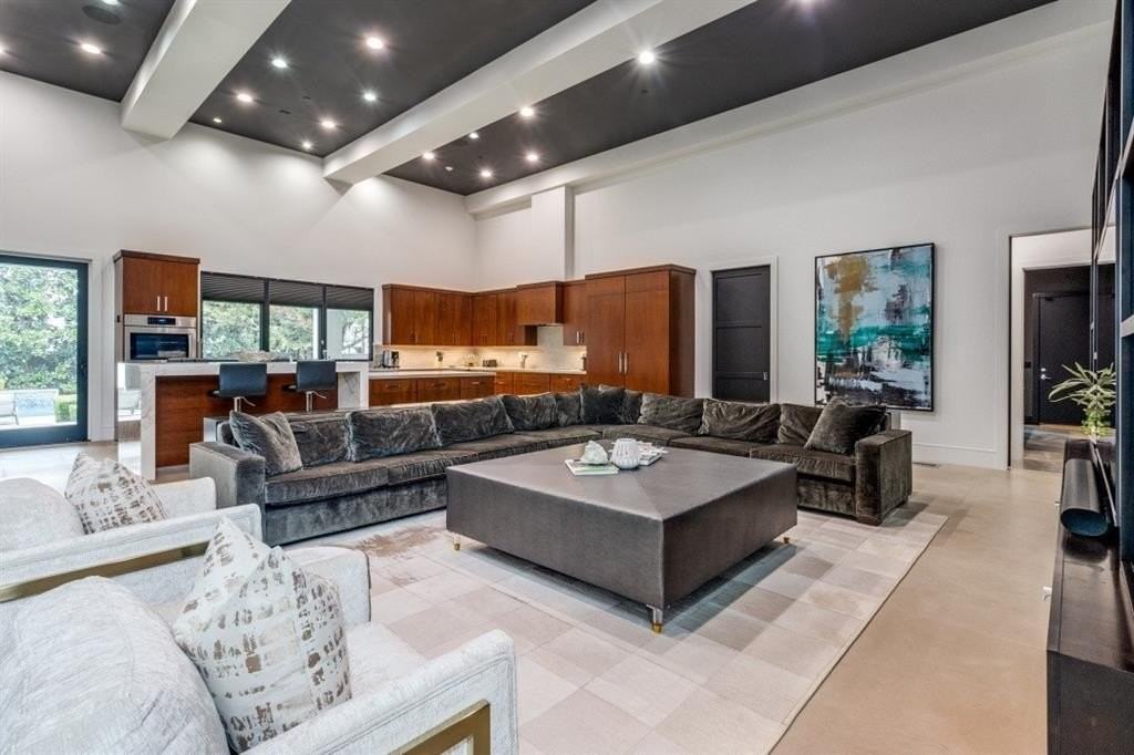 4529 Royal Ln - Photo 5 of 13