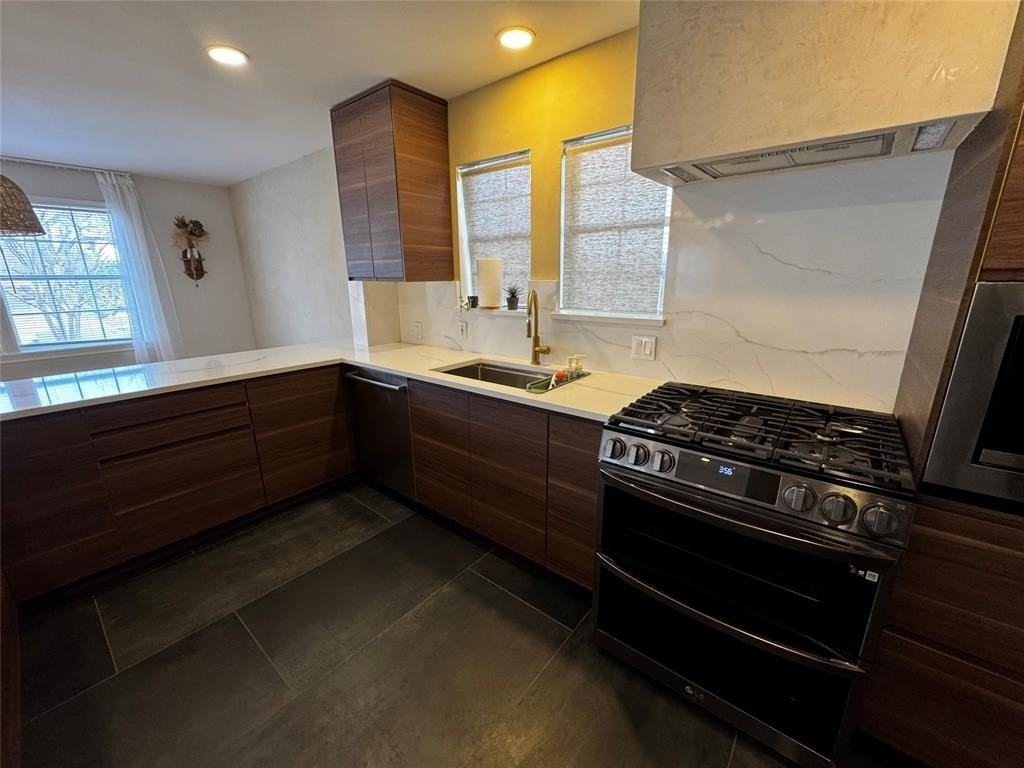 1112 Kings Hwy - Photo 4 of 33