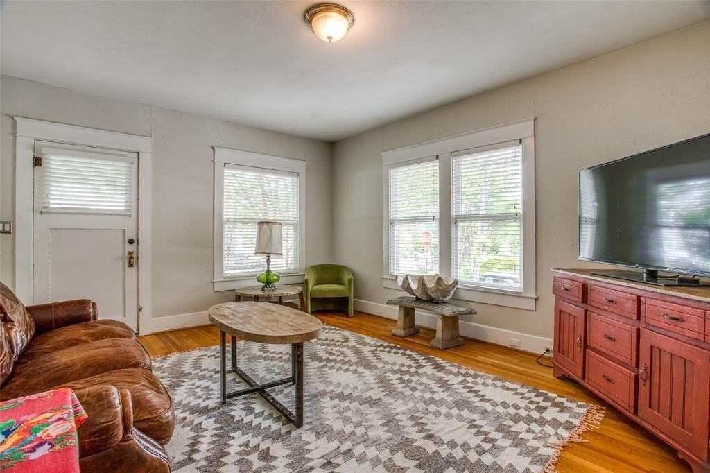 6203 Richmond Ave - Photo 4 of 16