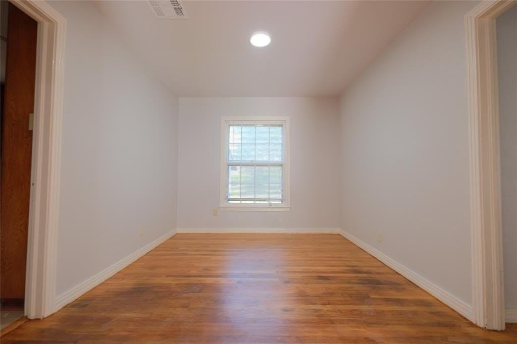 2104 Kings Ave - Photo 5 of 27