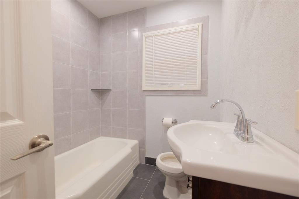 2104 Kings Ave - Photo 6 of 27