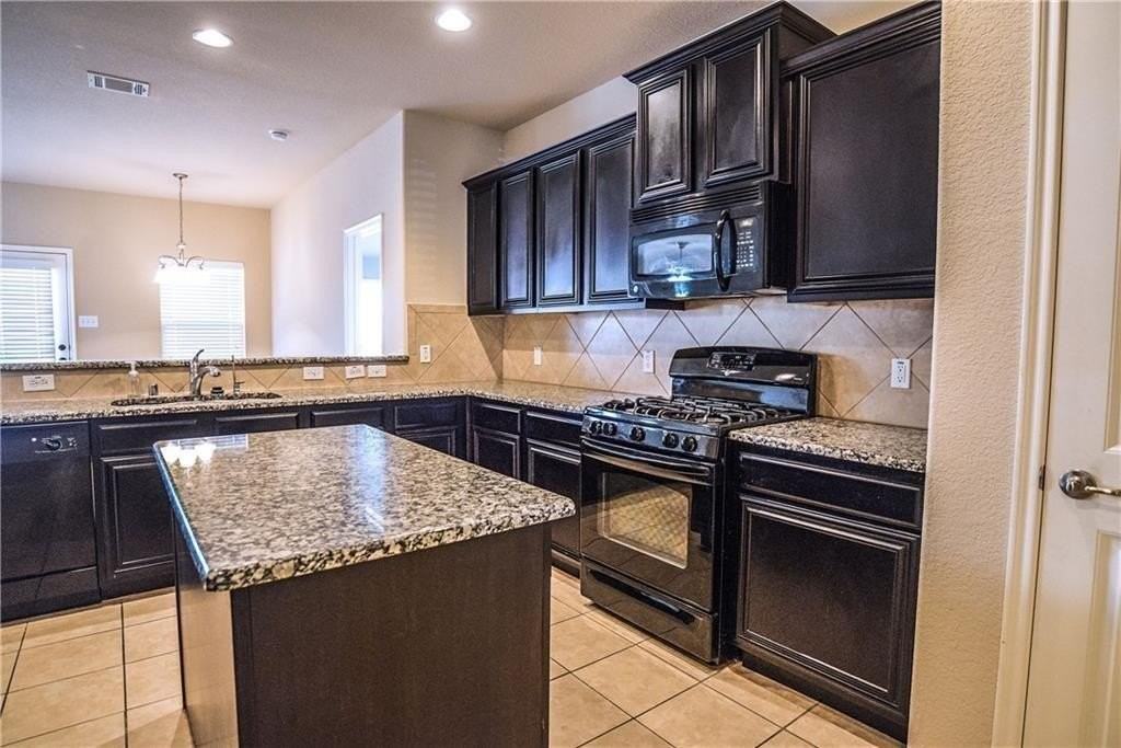 1025 Lake Grove Dr - Photo 4 of 17