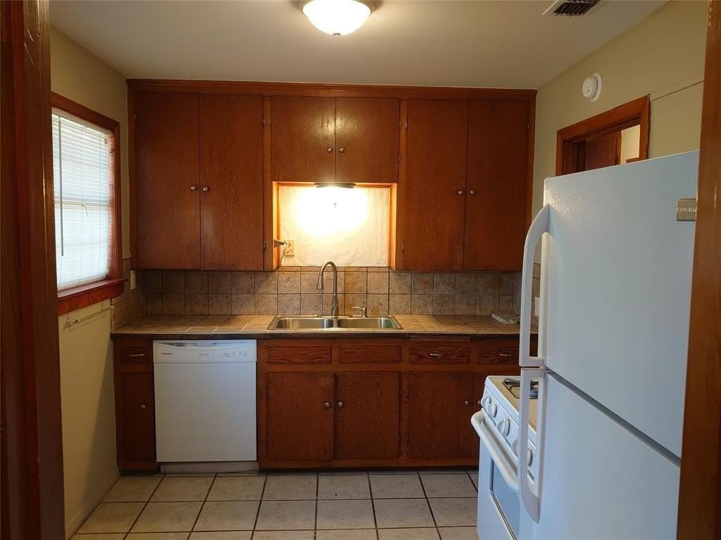 1309 Ross Ave - Photo 3 of 14