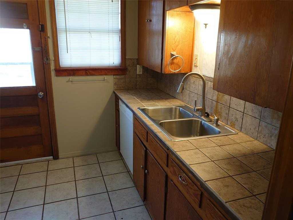 1309 Ross Ave - Photo 4 of 14