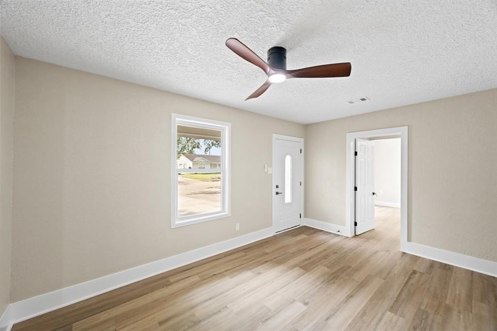 10211 Glenmawr Dr - Photo 4 of 37