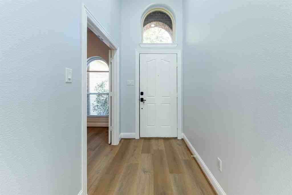 6605 Baycrest Cir - Photo 4 of 34