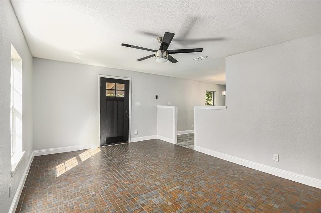 3506 N Houston St - Photo 2 of 14