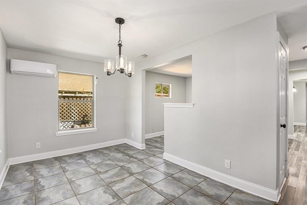 3506 N Houston St - Photo 4 of 14