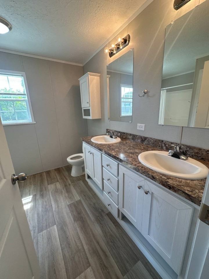 921 Peacock Ln - Photo 5 of 9