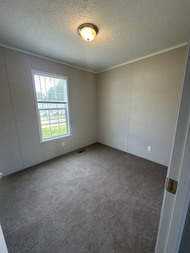 921 Peacock Ln - Photo 7 of 9