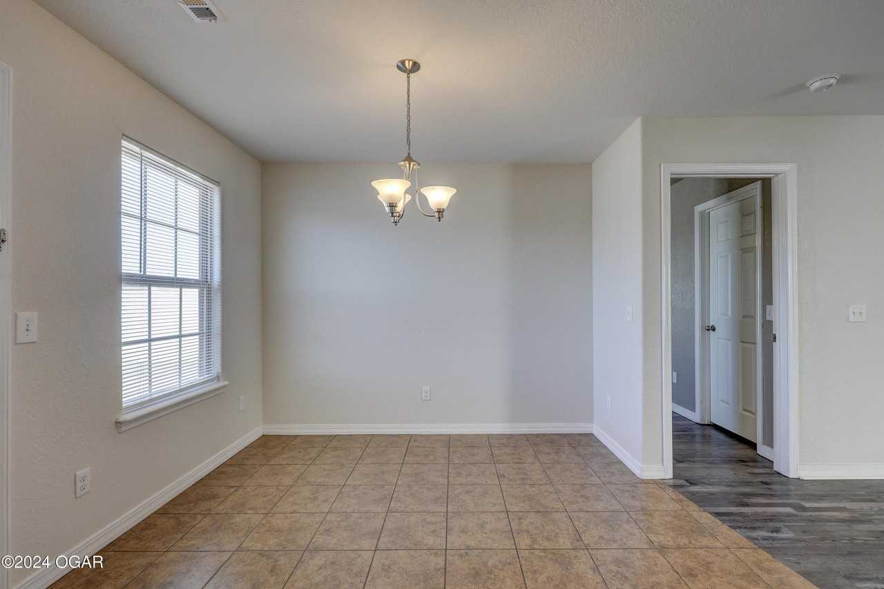 2410 Annie Baxter Ave - Photo 5 of 16