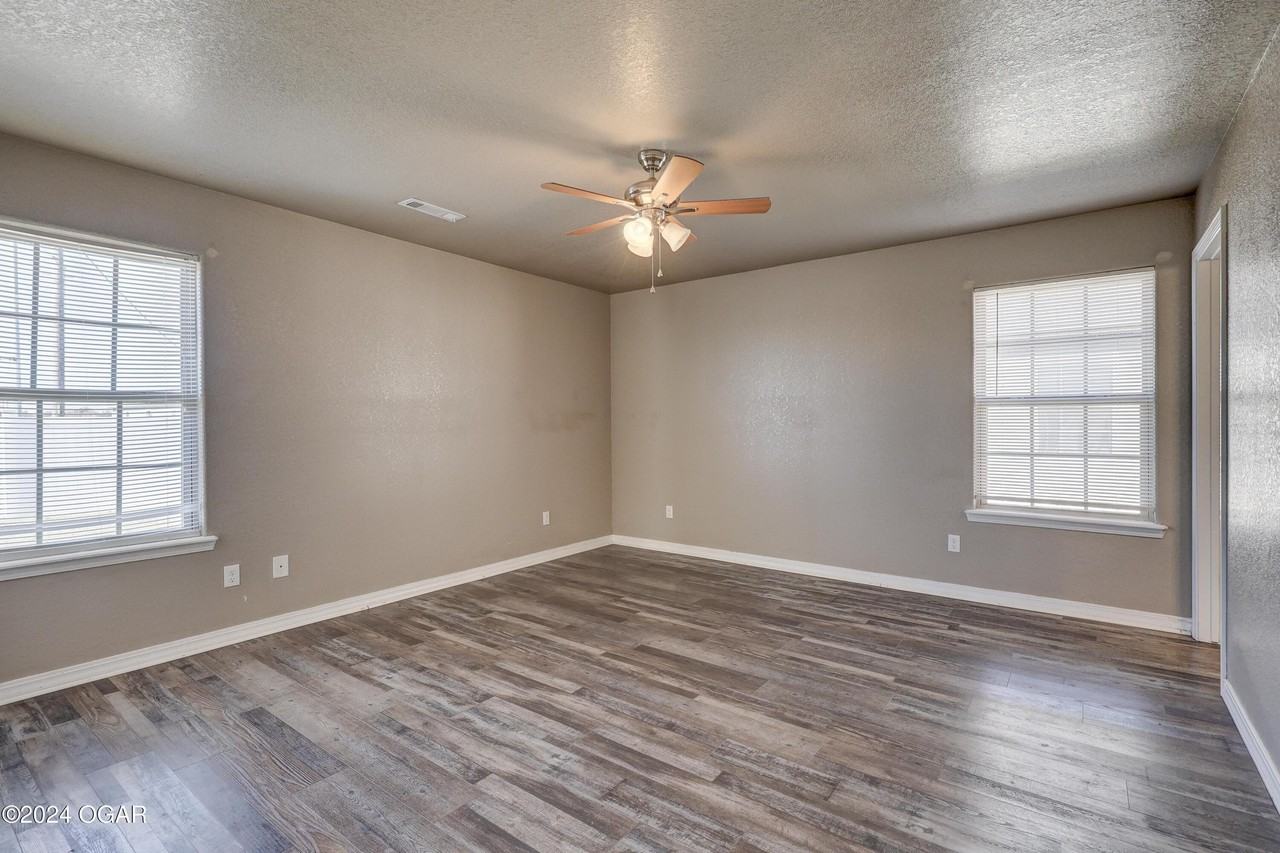 2410 Annie Baxter Ave - Photo 6 of 16