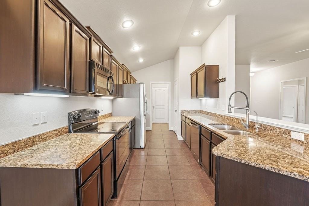 509 Coliseum Ct - Photo 7 of 26