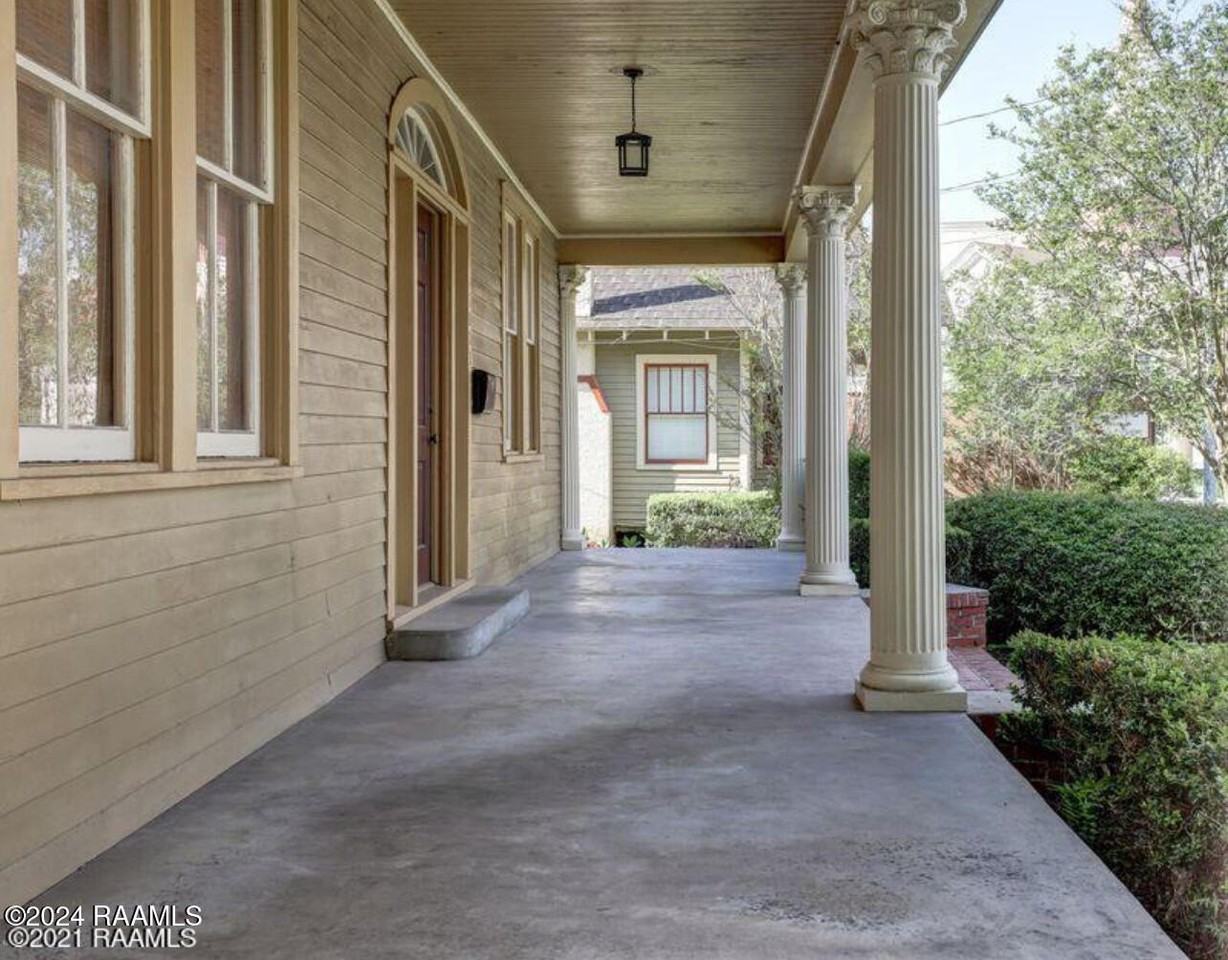 1011 Lee Ave - Photo 3 of 33