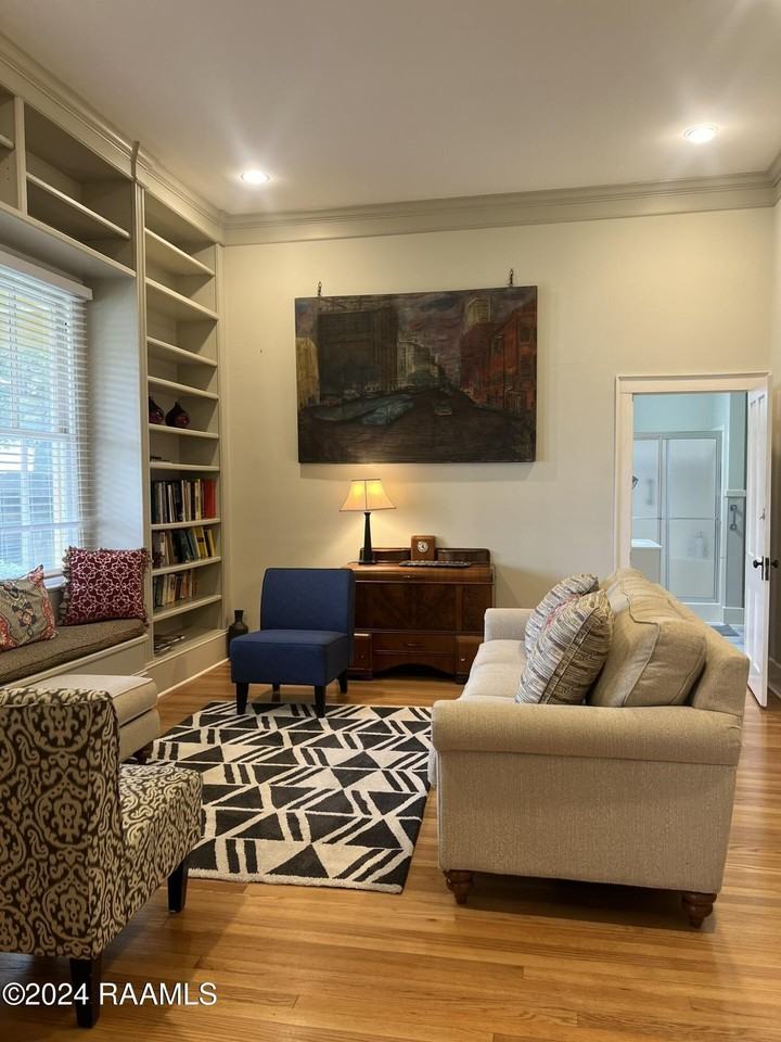 1011 Lee Ave - Photo 4 of 33