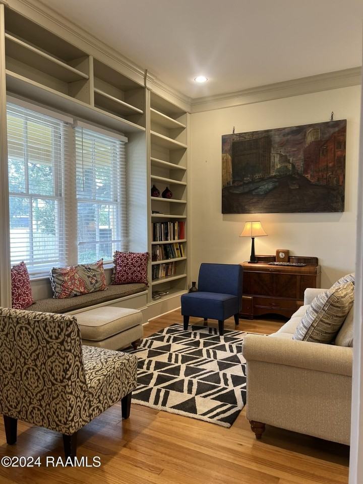 1011 Lee Ave - Photo 5 of 33