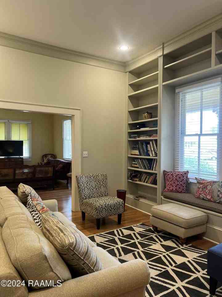 1011 Lee Ave - Photo 6 of 33