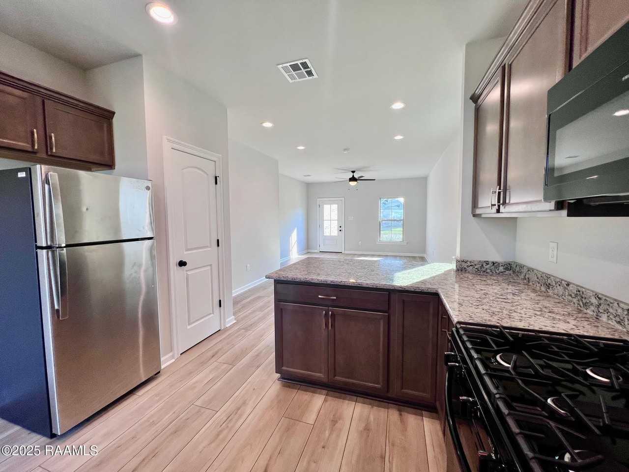 131 Brattle Ct - Photo 2 of 10