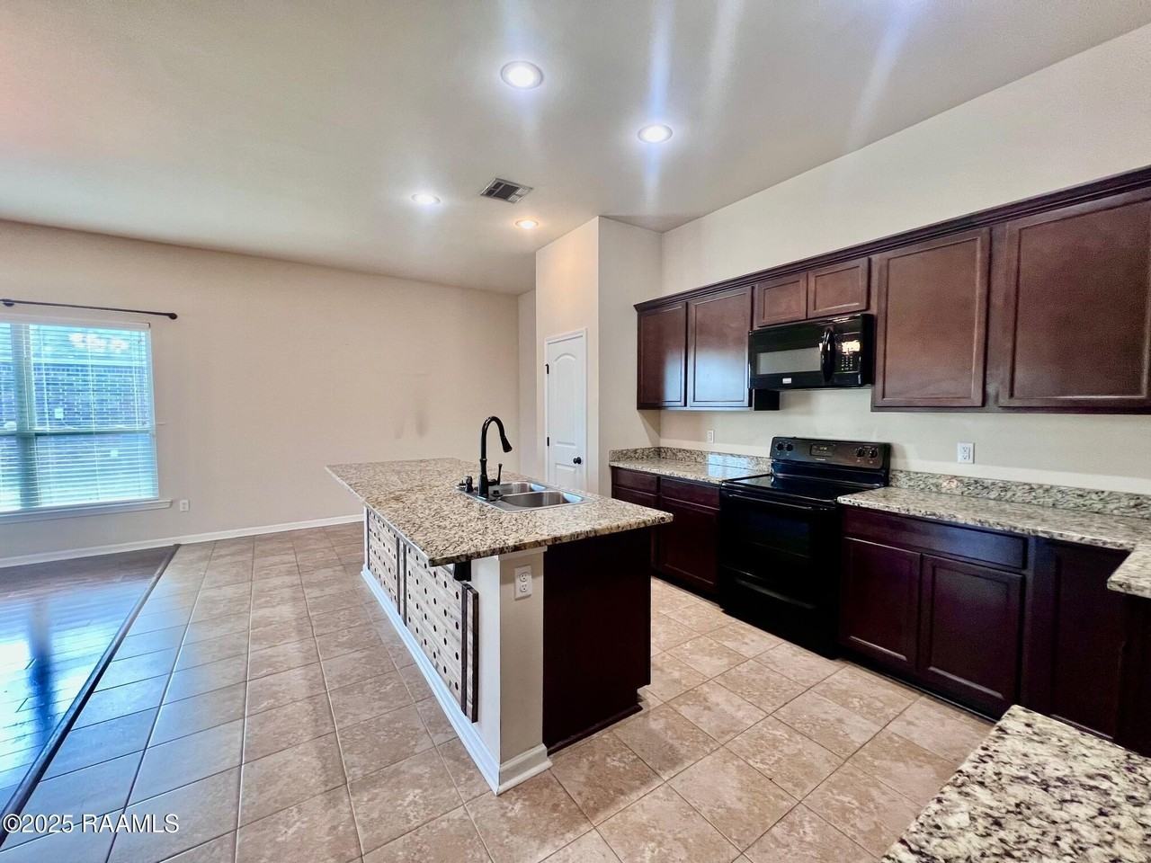 303 Ouachita Dr - Photo 4 of 12