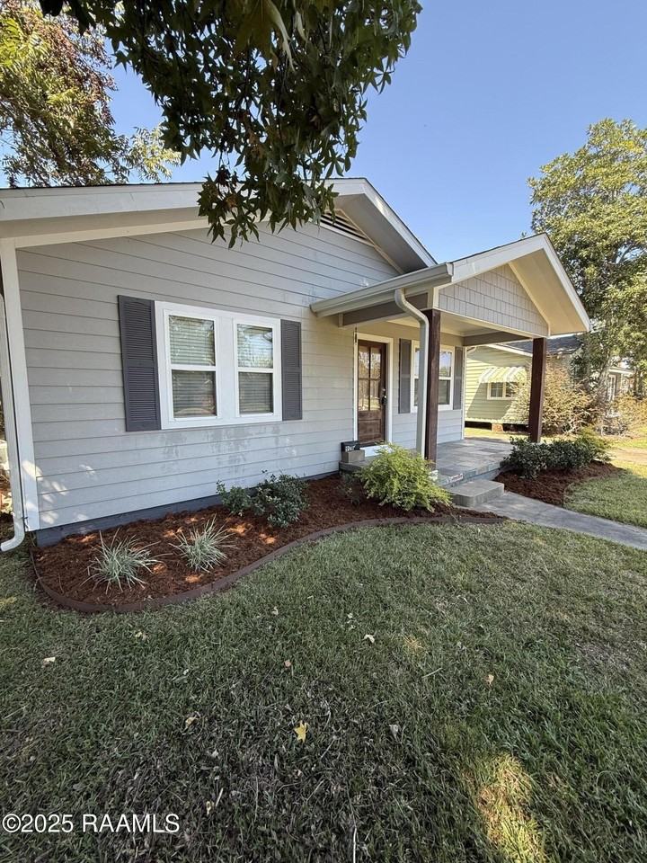 908 Saint Landry St - Photo 3 of 17