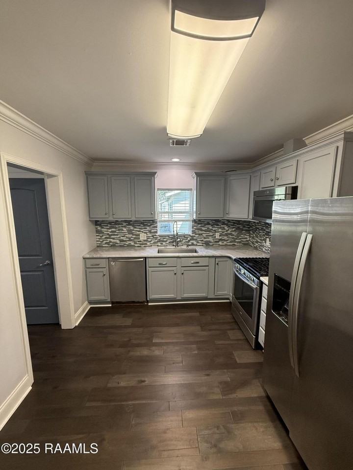 908 Saint Landry St - Photo 5 of 17