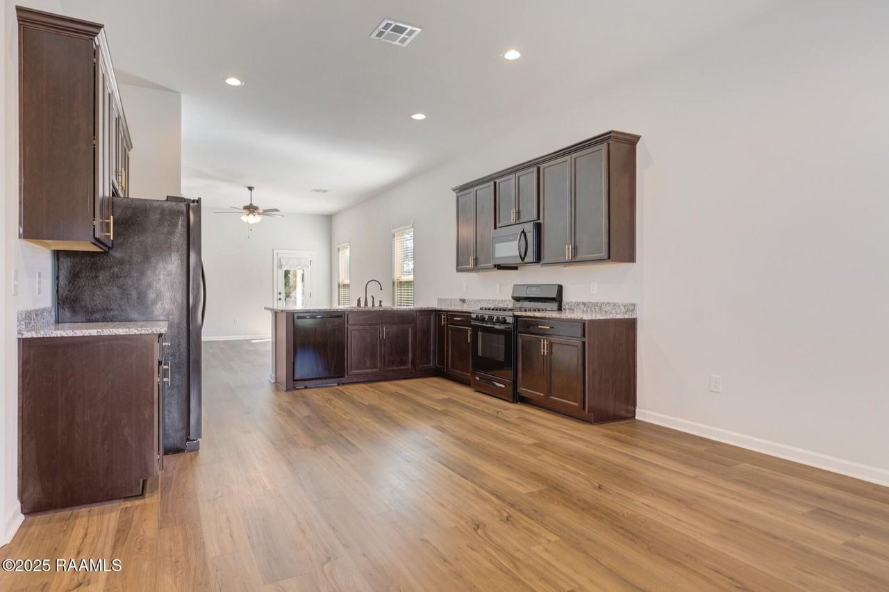 136 Lightbourne Dr - Photo 2 of 15