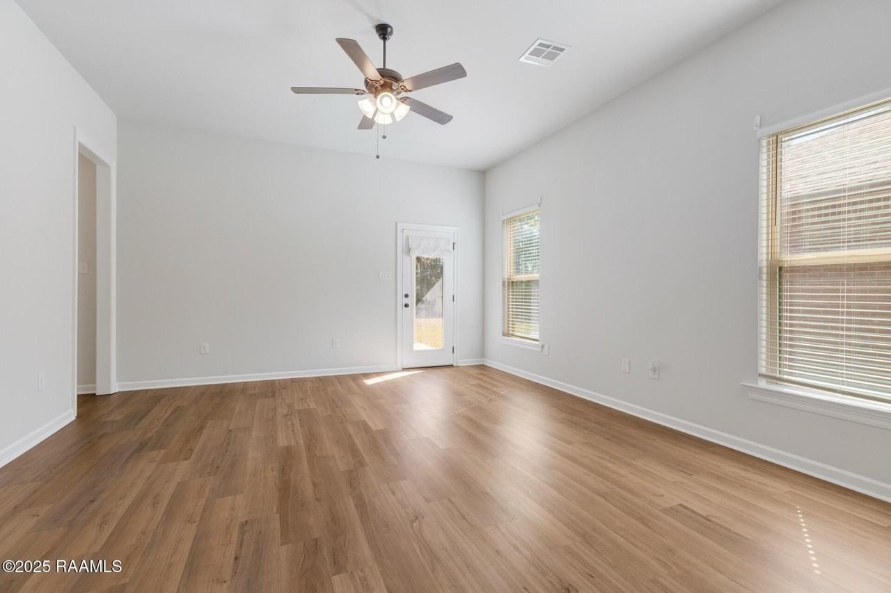 136 Lightbourne Dr - Photo 5 of 15