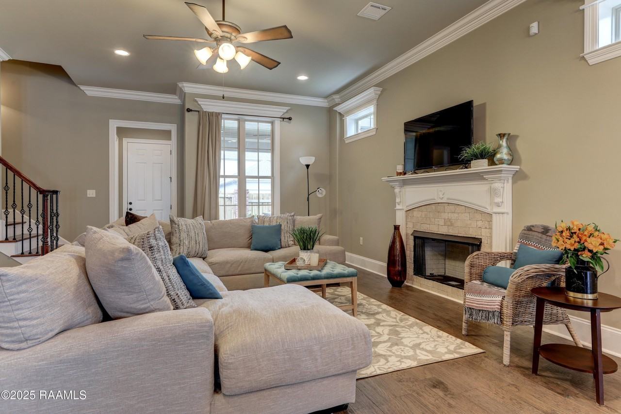 505 N Montauban Dr - Photo 2 of 32