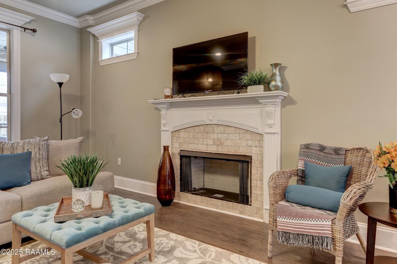 505 N Montauban Dr - Photo 3 of 32