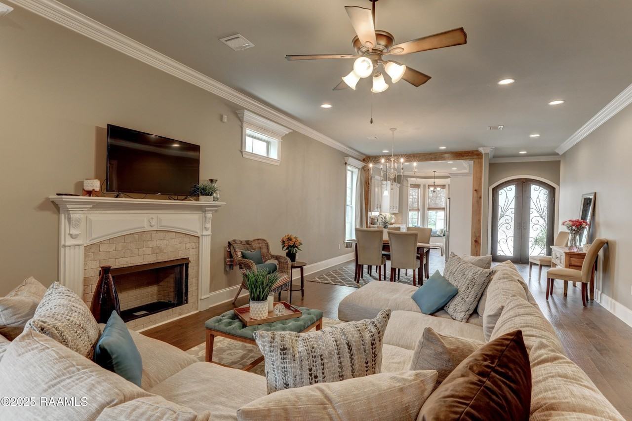 505 N Montauban Dr - Photo 4 of 32