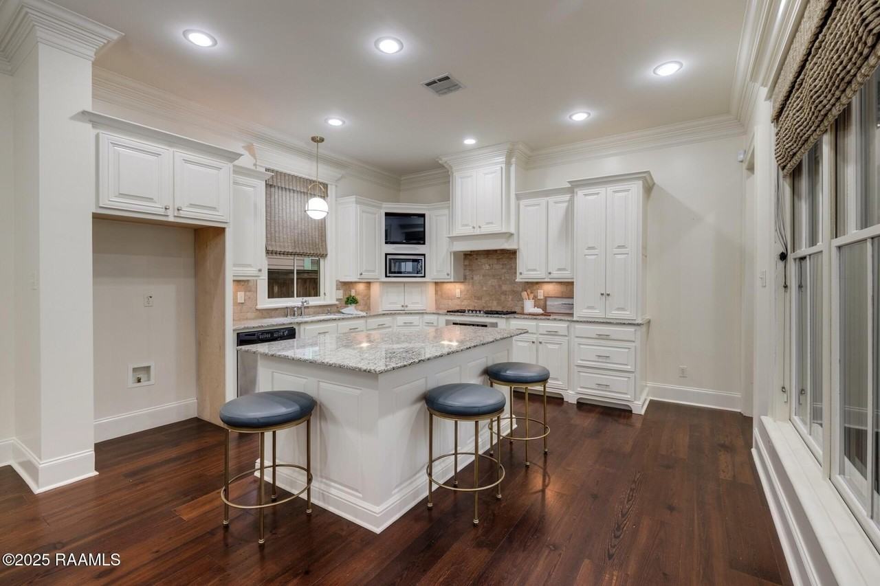 202 Pendleton Blvd - Photo 4 of 15