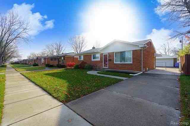 8318 Christine St - Photo 3 of 34